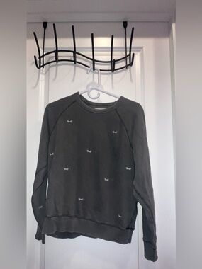 THE GREAT. The College Sweatshirt in Washed Black with Bow Embroidery